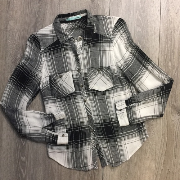 Maurice’s Long sleeve plaid top - Picture 2 of 4